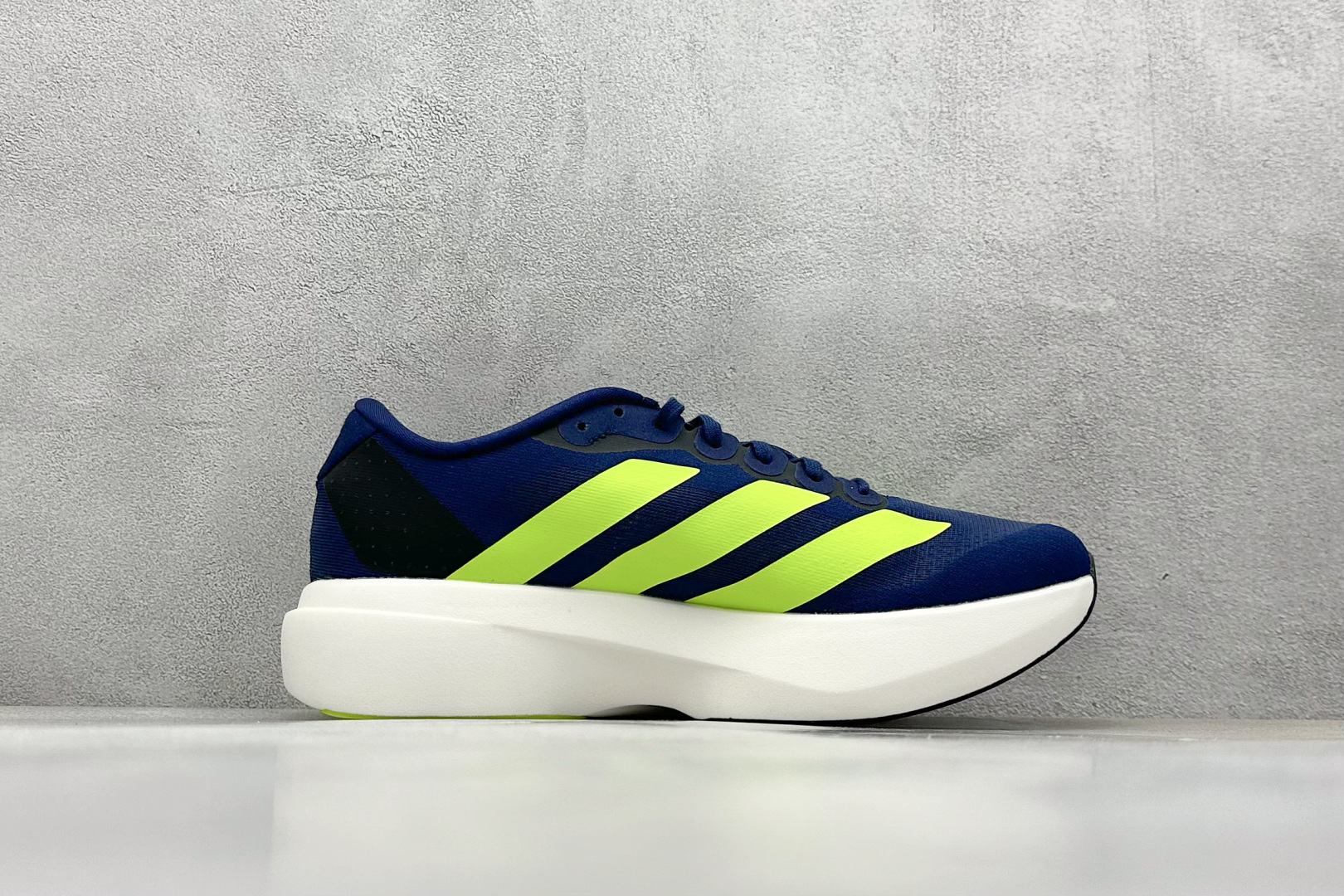  
RS版 Adidas Adizero Evo SL
阿迪超轻透气缓震跑鞋
整体外观造型与adiZe