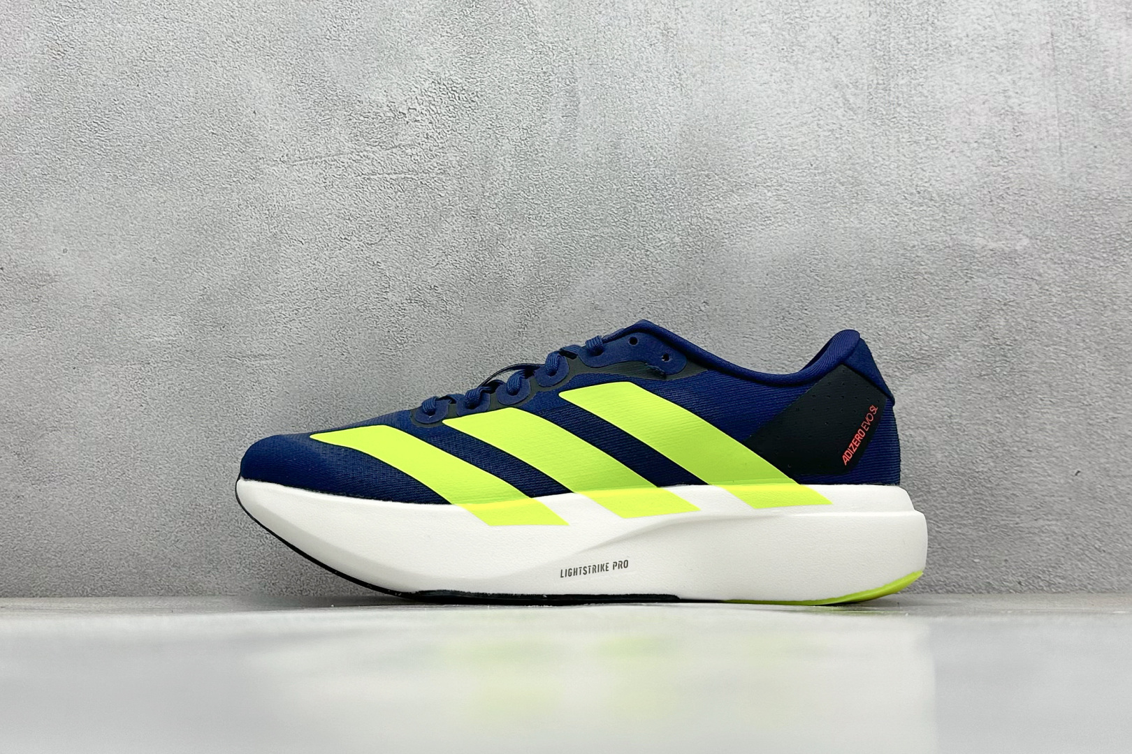  
RS版 Adidas Adizero Evo SL
阿迪超轻透气缓震跑鞋
整体外观造型与adiZe