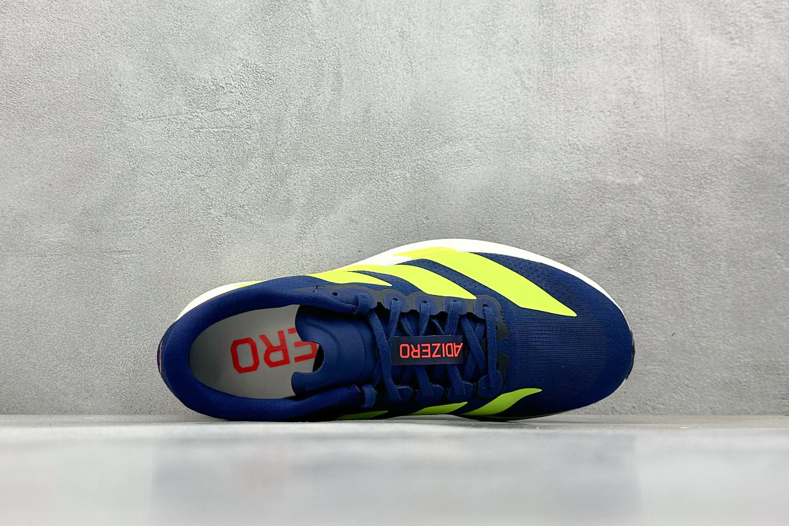  
RS版 Adidas Adizero Evo SL
阿迪超轻透气缓震跑鞋
整体外观造型与adiZe