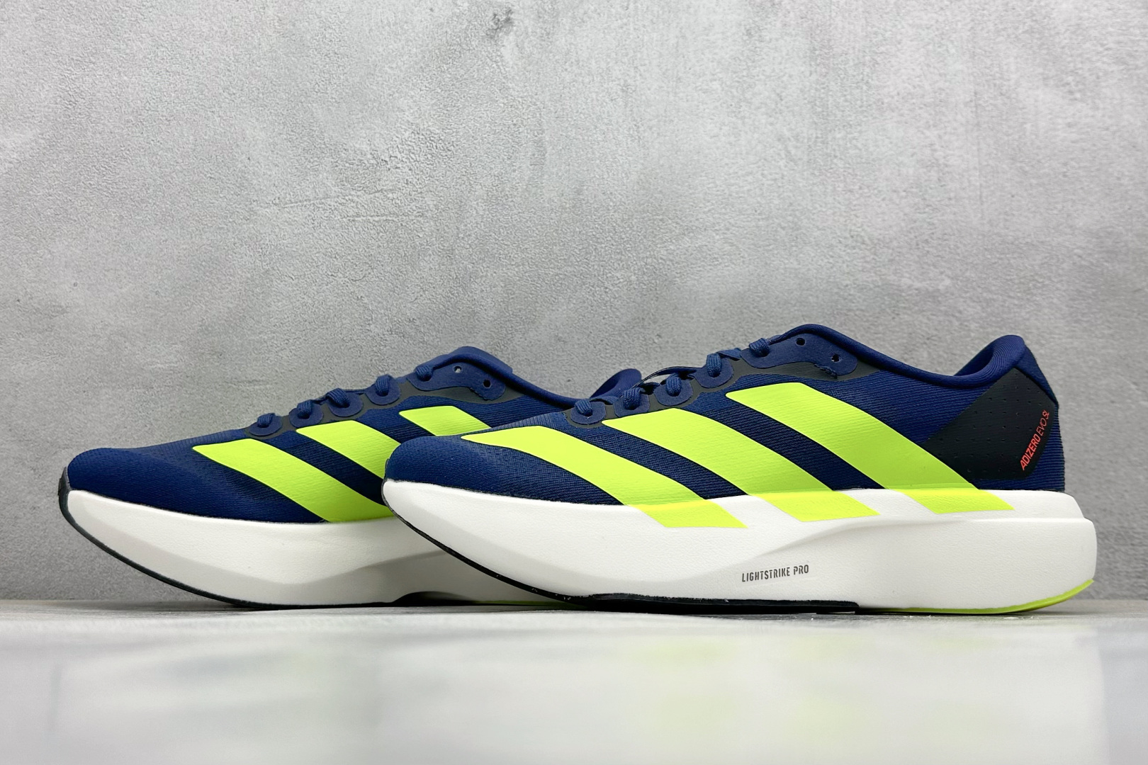  
RS版 Adidas Adizero Evo SL
阿迪超轻透气缓震跑鞋
整体外观造型与adiZe