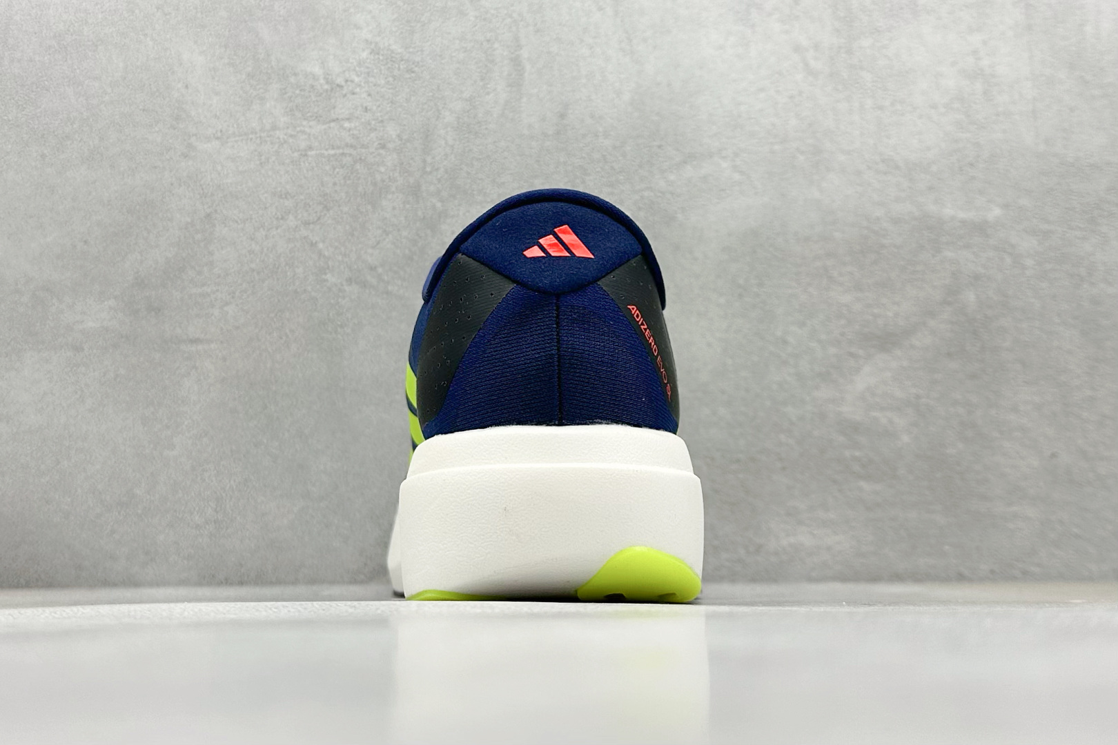  
RS版 Adidas Adizero Evo SL
阿迪超轻透气缓震跑鞋
整体外观造型与adiZe