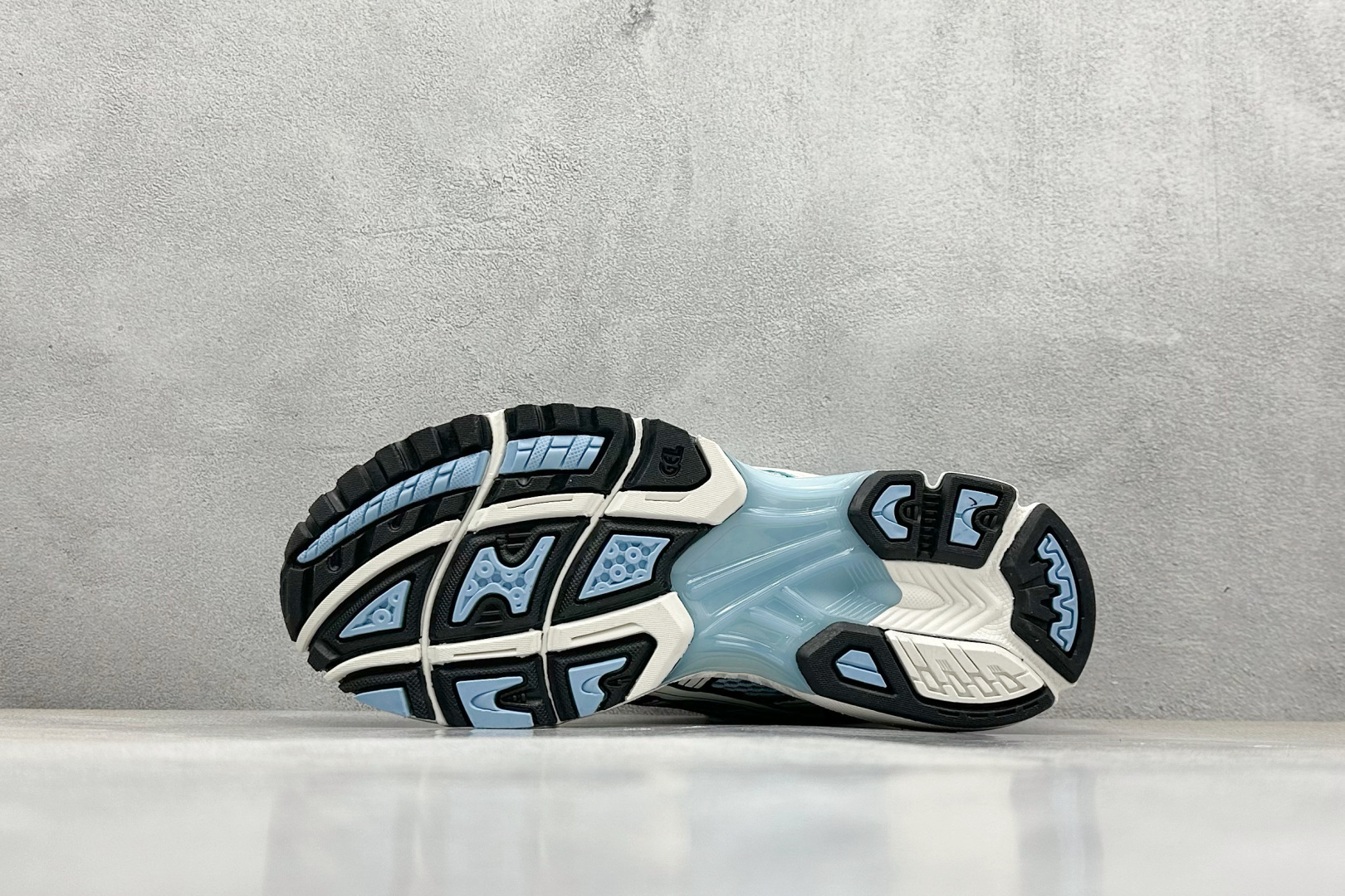  
GW Asics Gel-Kayano 14 亚瑟士运动休闲透气专业跑鞋 
采用工程弹性双层再生针织