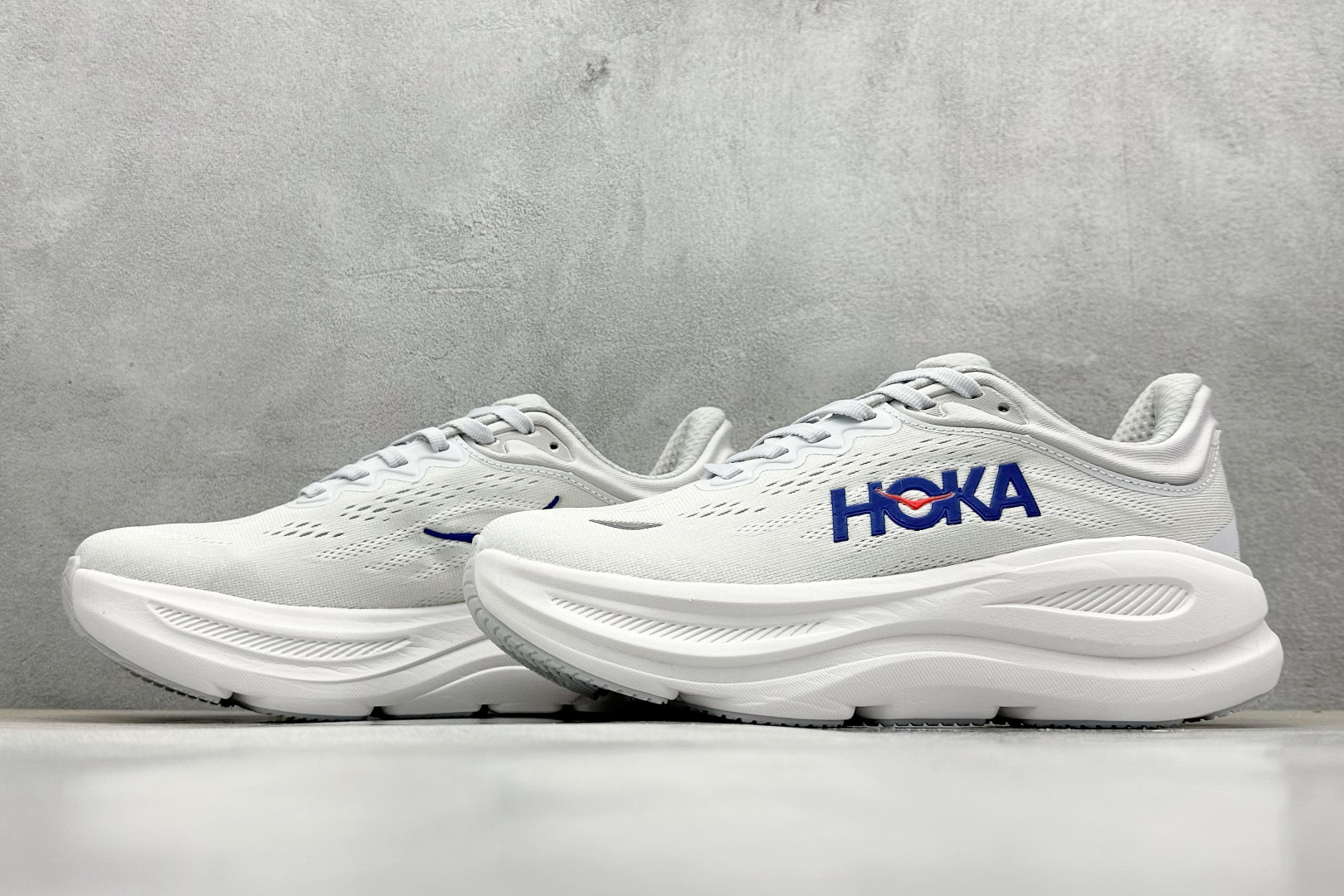  
W版 HOKA ONE ONE Bondi 9 机能缓震跑鞋
#鞋面部分采用工程网眼面料，可以确保