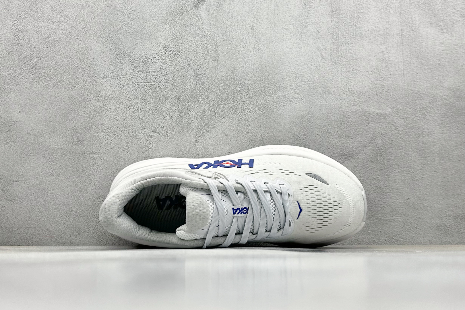 
W版 HOKA ONE ONE Bondi 9 机能缓震跑鞋
#鞋面部分采用工程网眼面料，可以确保