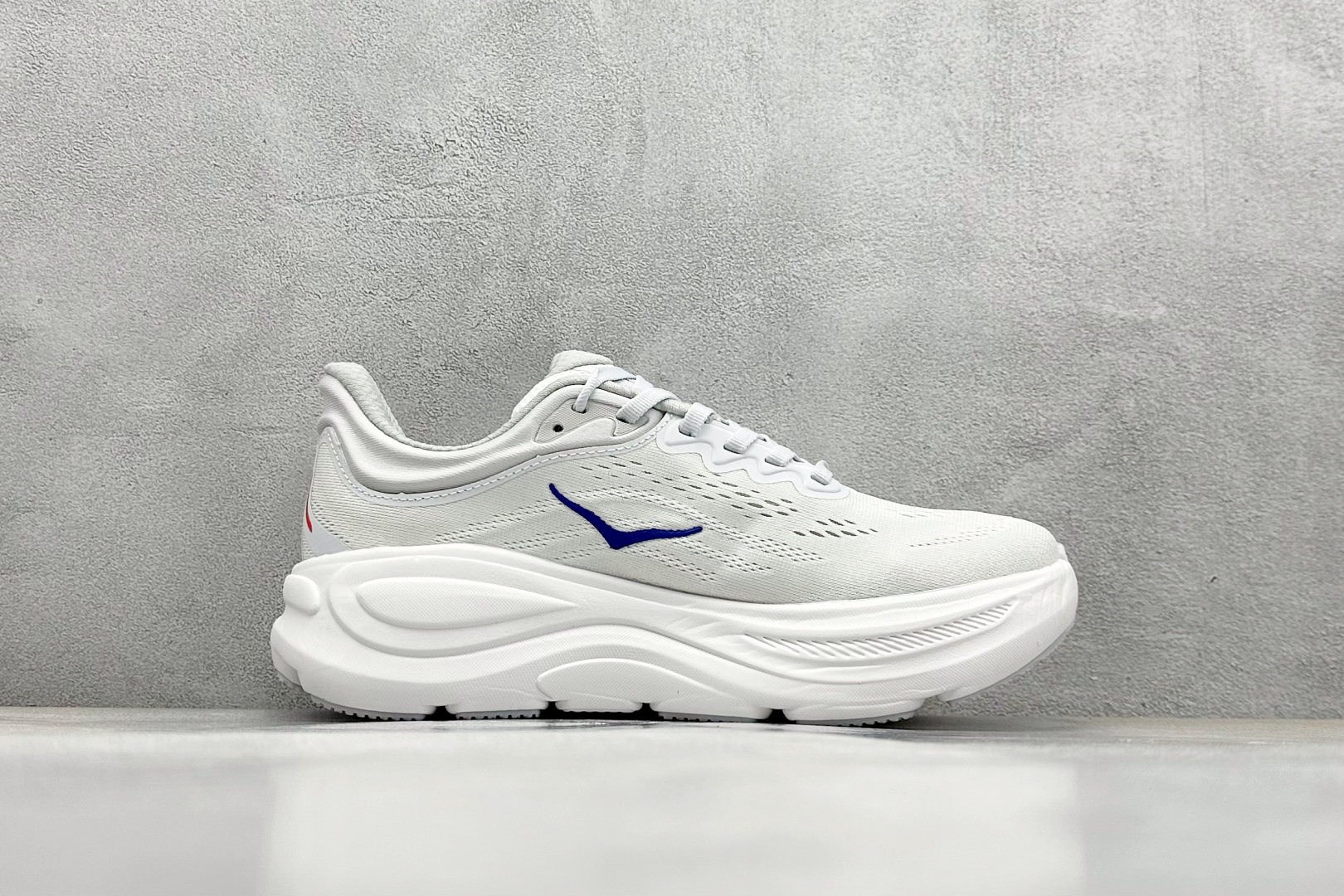  
W版 HOKA ONE ONE Bondi 9 机能缓震跑鞋
#鞋面部分采用工程网眼面料，可以确保