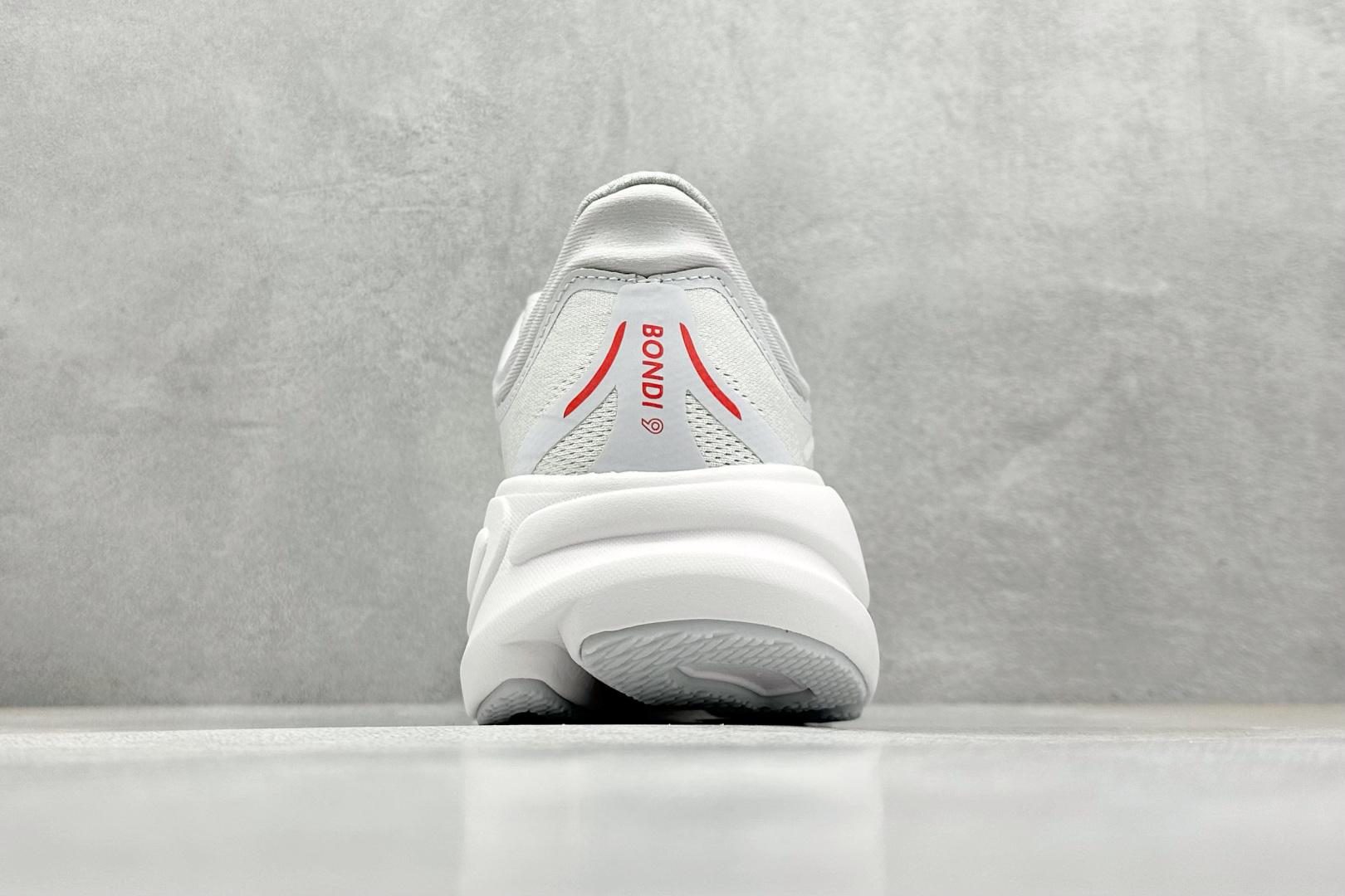  
W版 HOKA ONE ONE Bondi 9 机能缓震跑鞋
#鞋面部分采用工程网眼面料，可以确保
