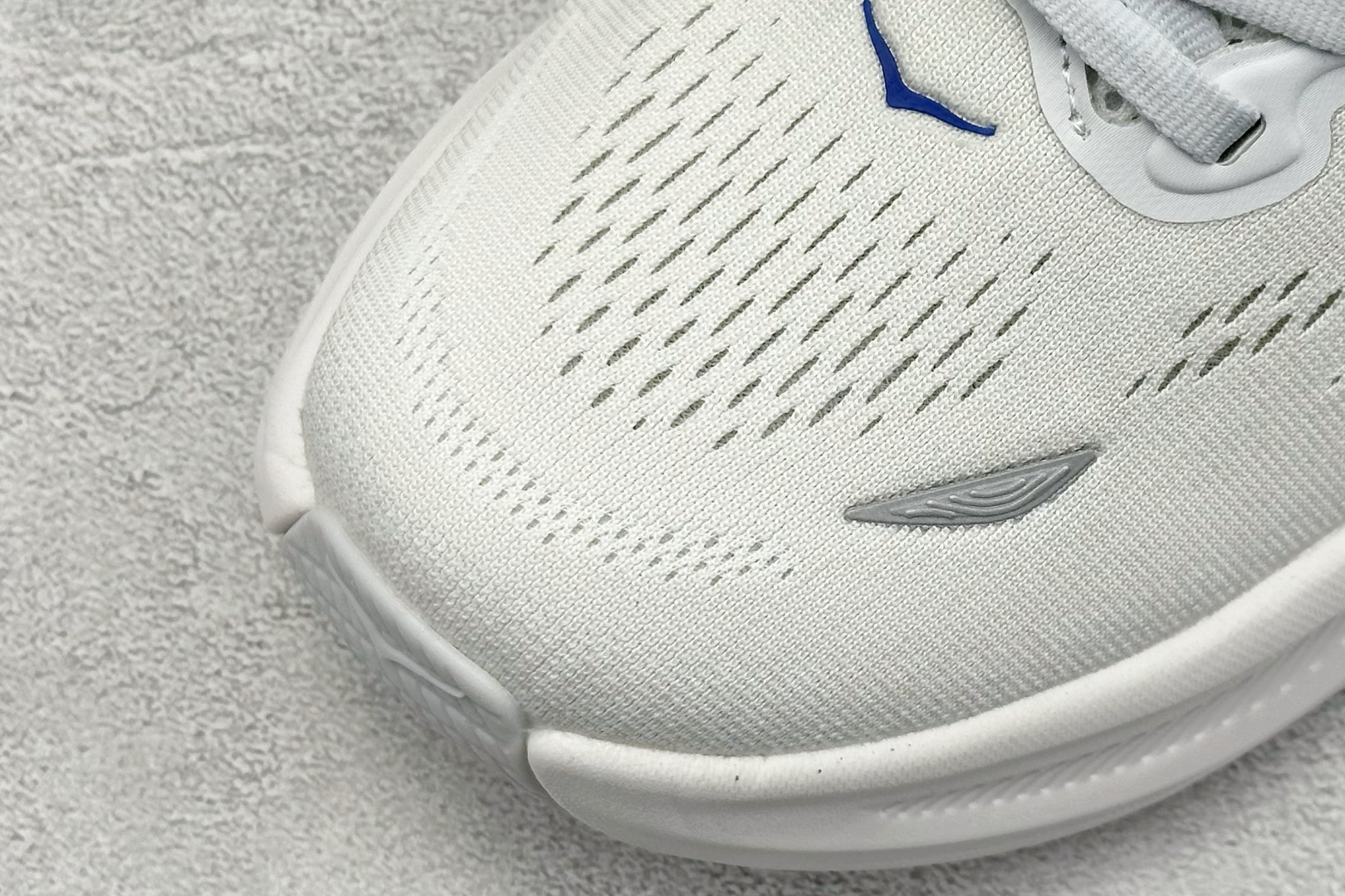  
W版 HOKA ONE ONE Bondi 9 机能缓震跑鞋
#鞋面部分采用工程网眼面料，可以确保