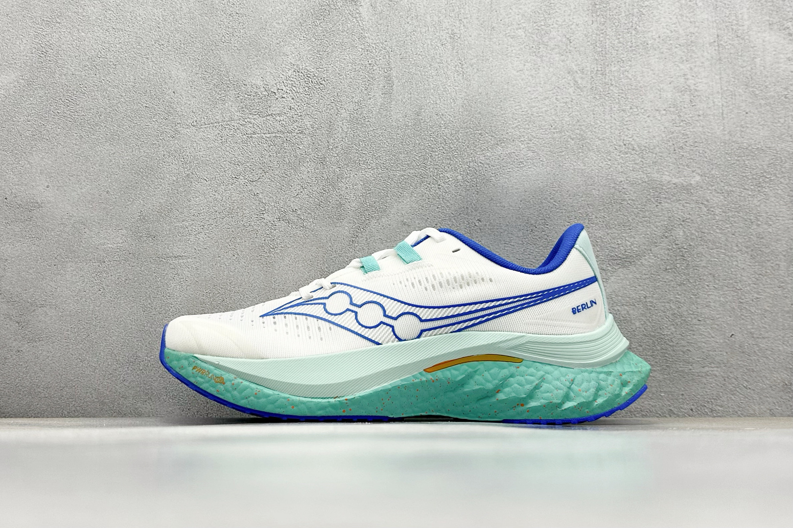  
Saucony 索康尼ENDORPHIN Pro 啡速4代 运动跑鞋 
性能相比前几代再升级：鞋面采