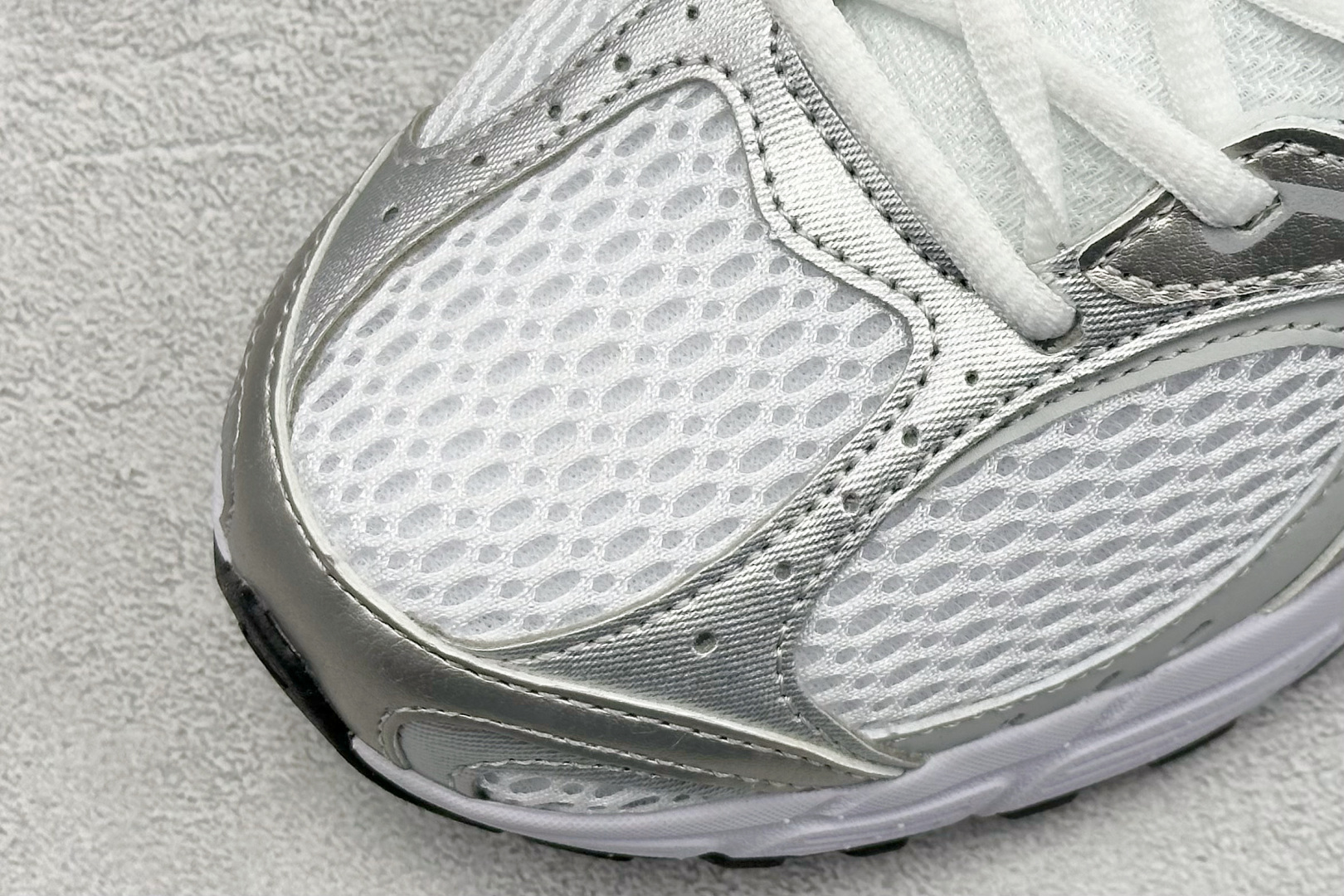  
Nike V5 RNR 舒适百搭防滑耐磨 低帮跑步鞋 舒适有型适合日常穿着 该鞋款延续千禧年经典设计