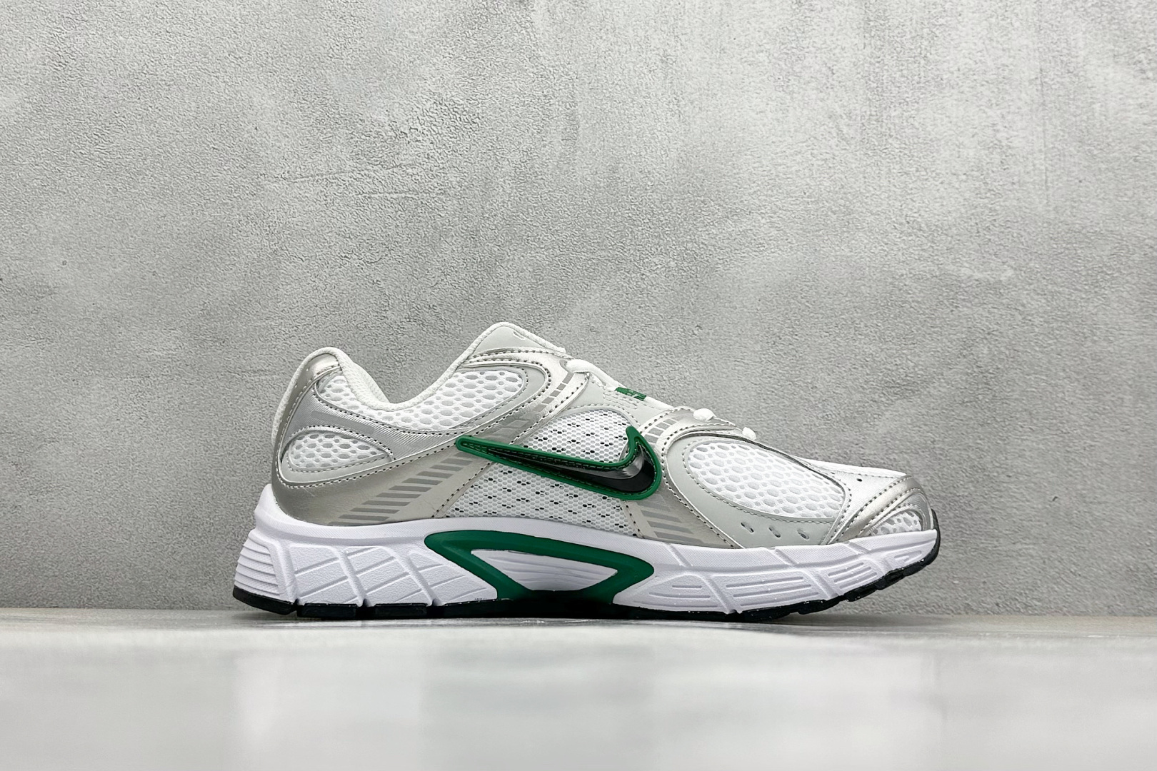  
Nike V5 RNR 舒适百搭防滑耐磨 低帮跑步鞋 舒适有型适合日常穿着 该鞋款延续千禧年经典设计