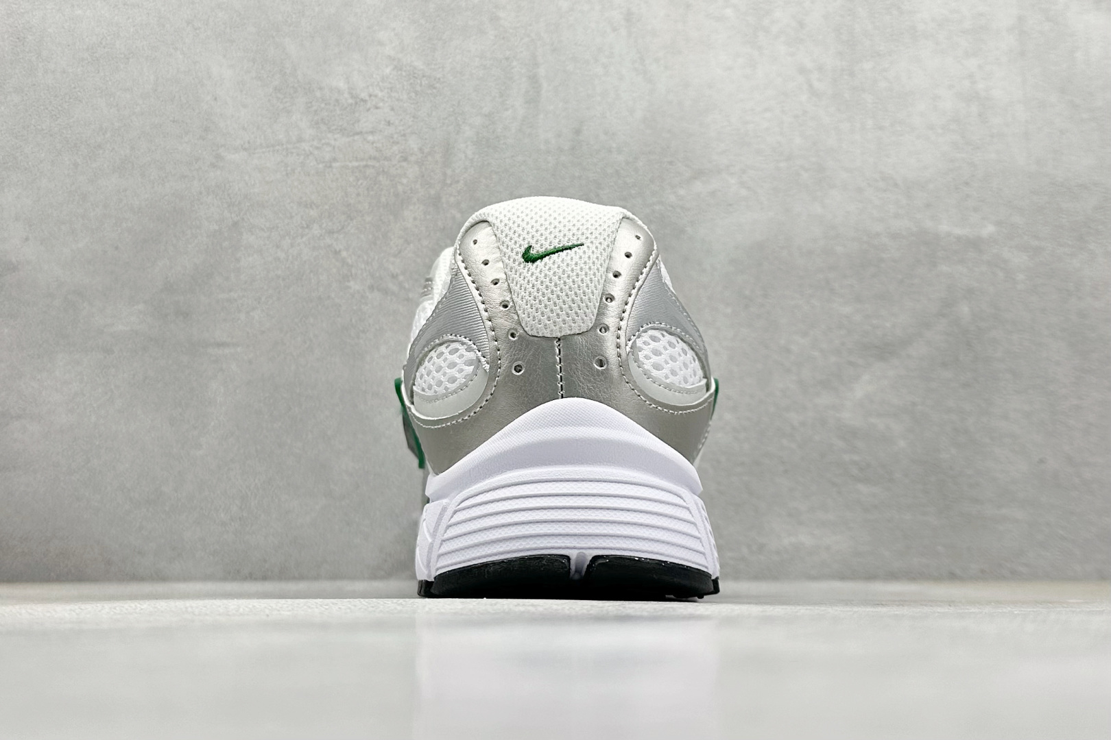  
Nike V5 RNR 舒适百搭防滑耐磨 低帮跑步鞋 舒适有型适合日常穿着 该鞋款延续千禧年经典设计