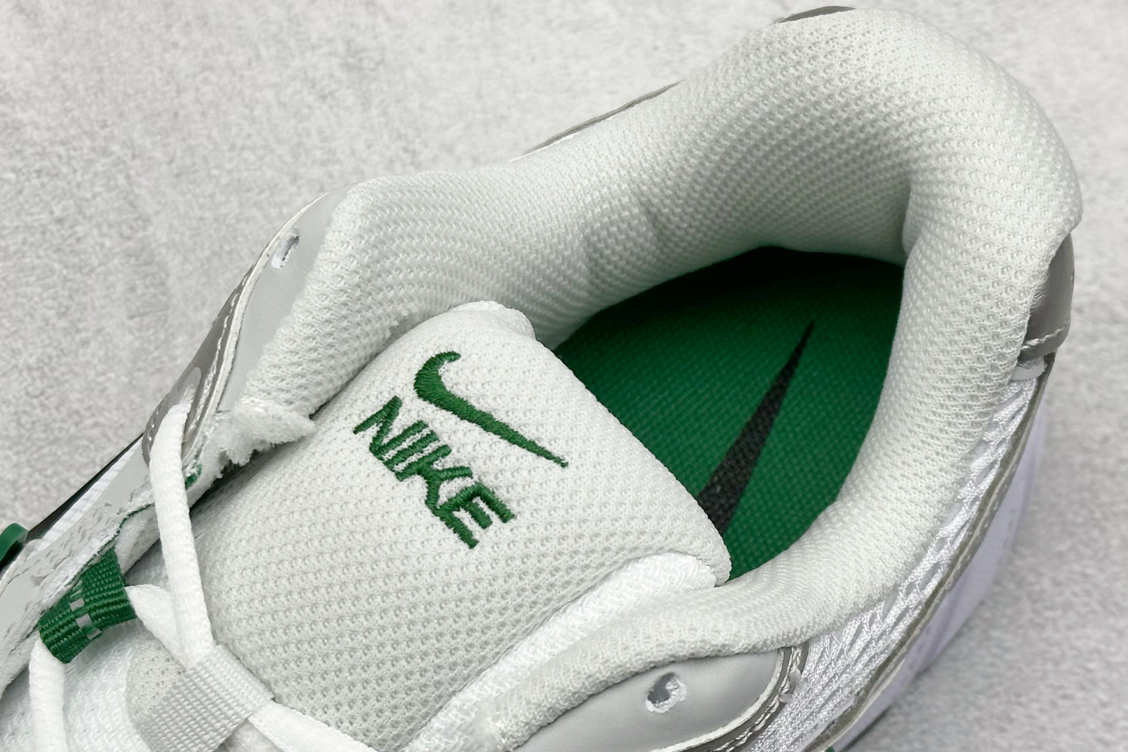  
Nike V5 RNR 舒适百搭防滑耐磨 低帮跑步鞋 舒适有型适合日常穿着 该鞋款延续千禧年经典设计