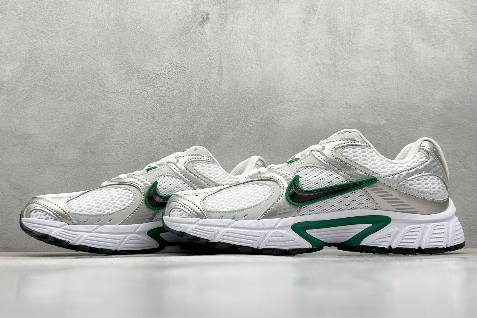  
Nike V5 RNR 舒适百搭防滑耐磨 低帮跑步鞋 舒适有型适合日常穿着 该鞋款延续千禧年经典设计