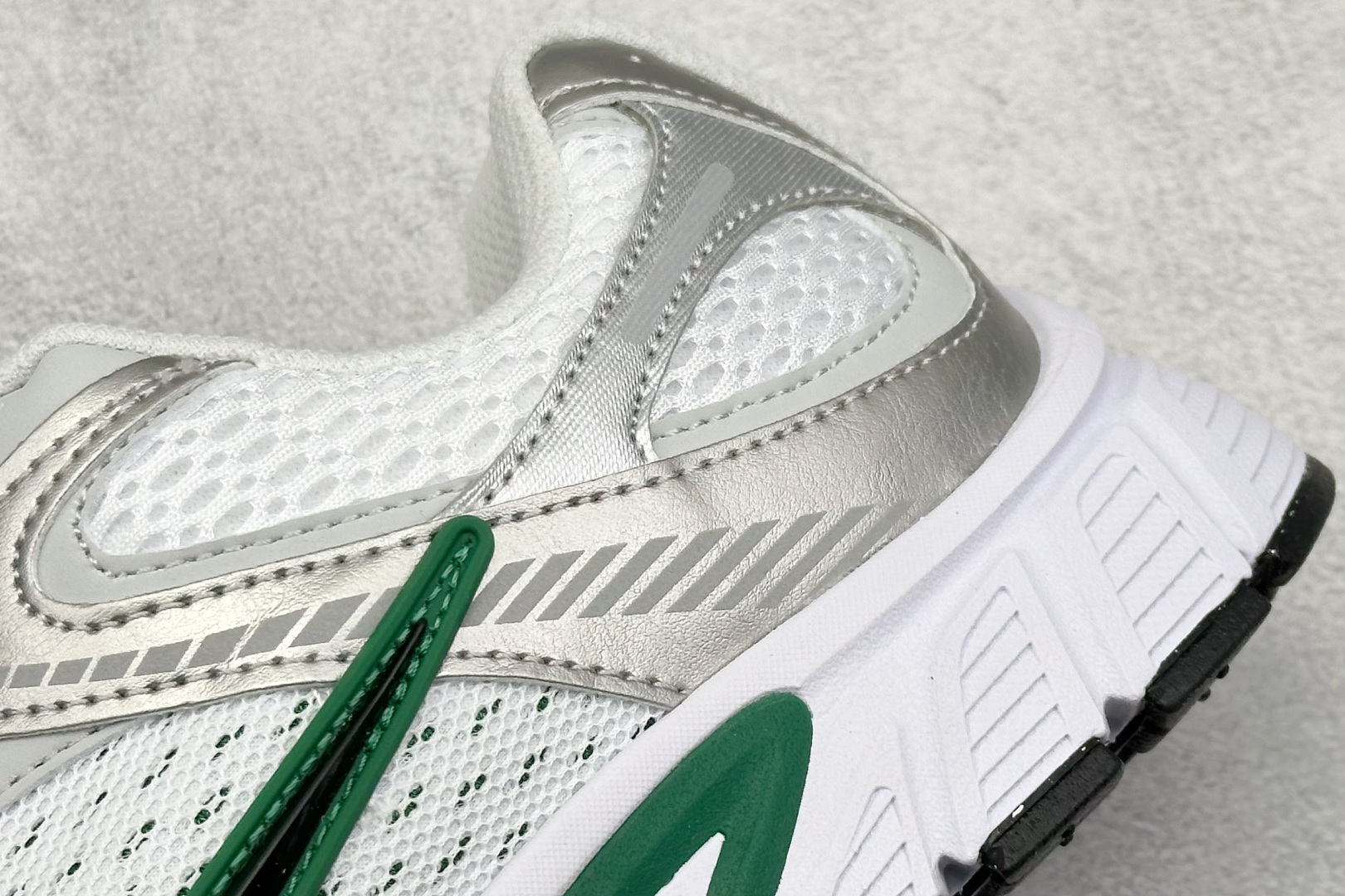  
Nike V5 RNR 舒适百搭防滑耐磨 低帮跑步鞋 舒适有型适合日常穿着 该鞋款延续千禧年经典设计