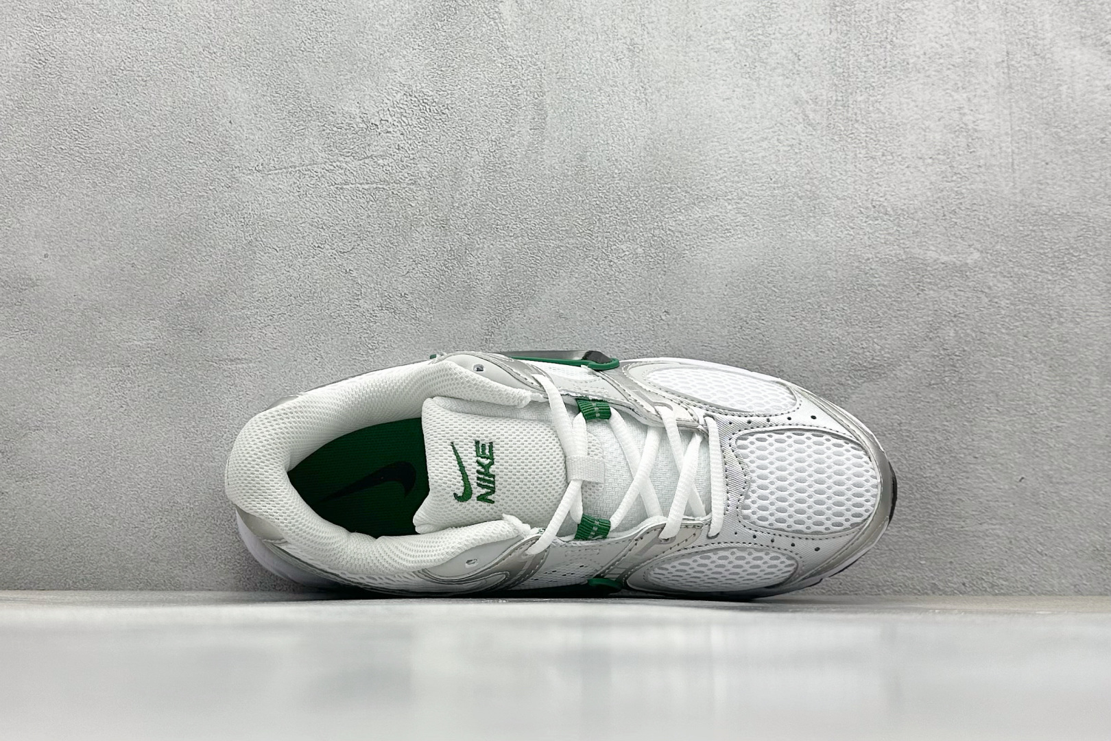  
Nike V5 RNR 舒适百搭防滑耐磨 低帮跑步鞋 舒适有型适合日常穿着 该鞋款延续千禧年经典设计