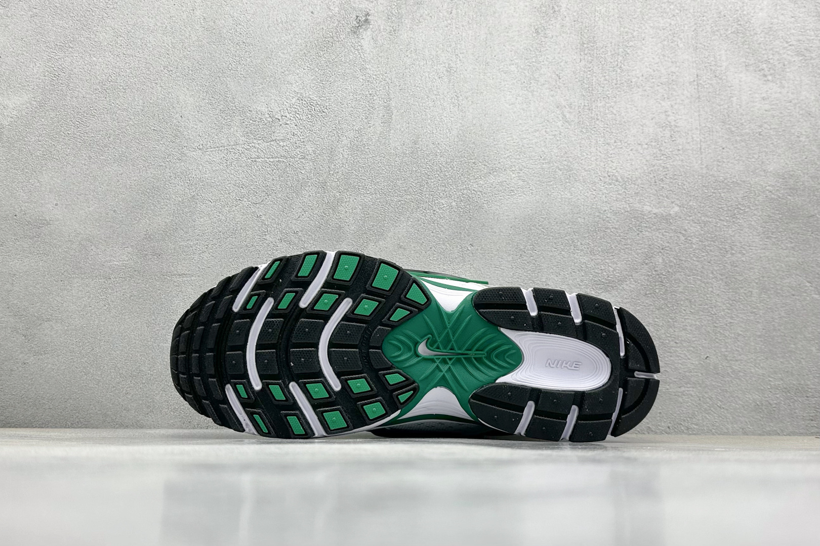  
Nike V5 RNR 舒适百搭防滑耐磨 低帮跑步鞋 舒适有型适合日常穿着 该鞋款延续千禧年经典设计