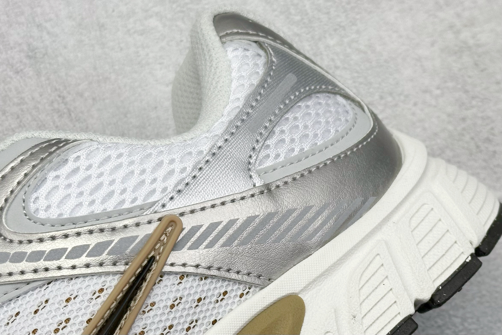  
Nike V5 RNR 舒适百搭防滑耐磨 低帮跑步鞋 舒适有型适合日常穿着 该鞋款延续千禧年经典设计