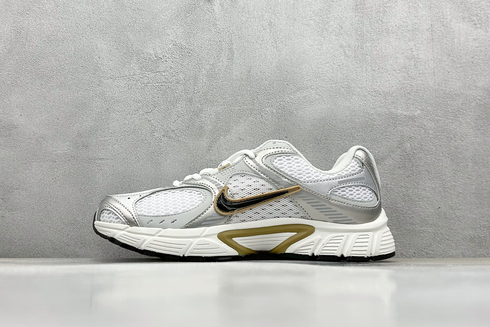  
Nike V5 RNR 舒适百搭防滑耐磨 低帮跑步鞋 舒适有型适合日常穿着 该鞋款延续千禧年经典设计