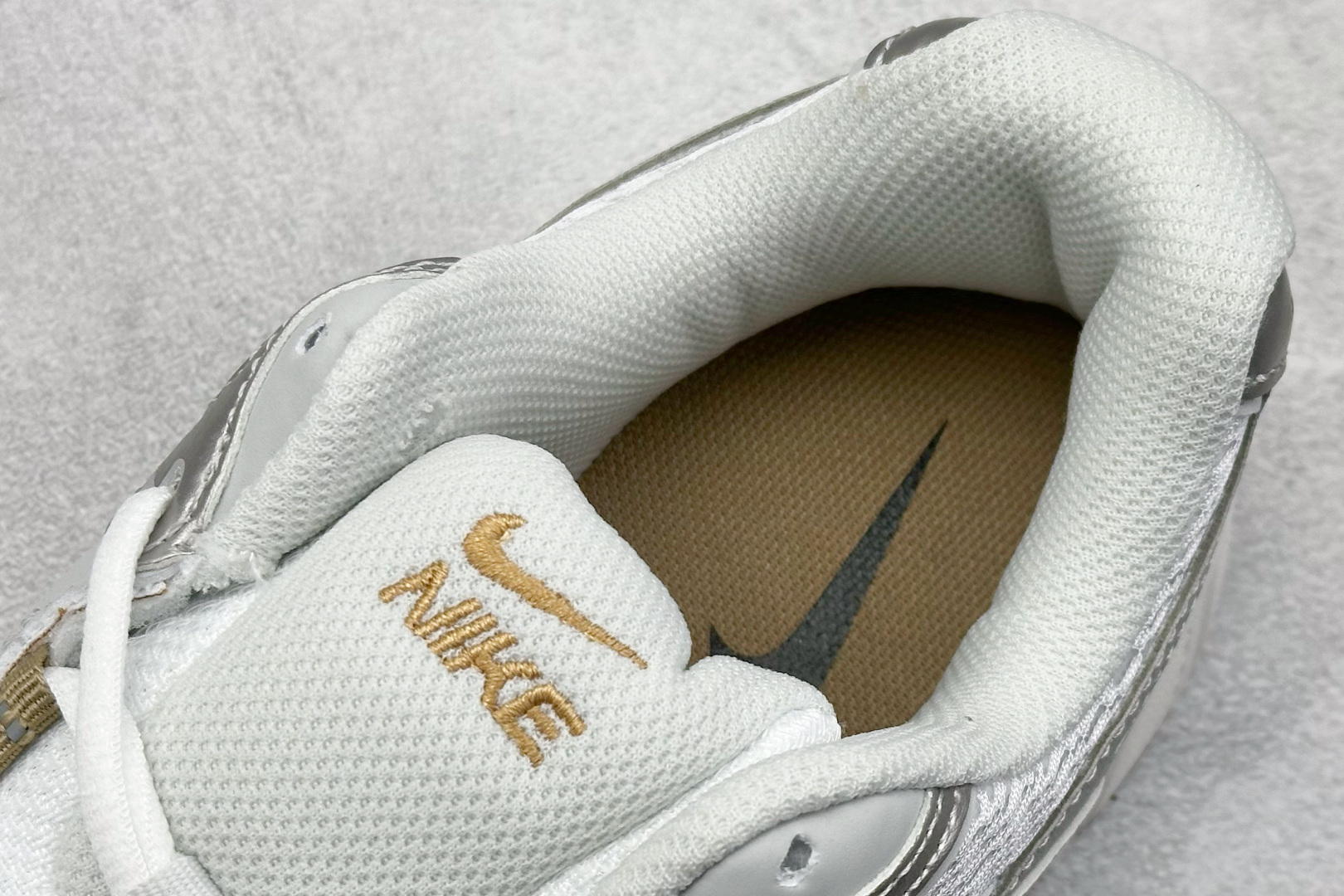  
Nike V5 RNR 舒适百搭防滑耐磨 低帮跑步鞋 舒适有型适合日常穿着 该鞋款延续千禧年经典设计