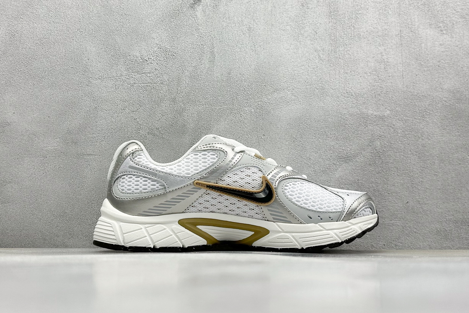  
Nike V5 RNR 舒适百搭防滑耐磨 低帮跑步鞋 舒适有型适合日常穿着 该鞋款延续千禧年经典设计