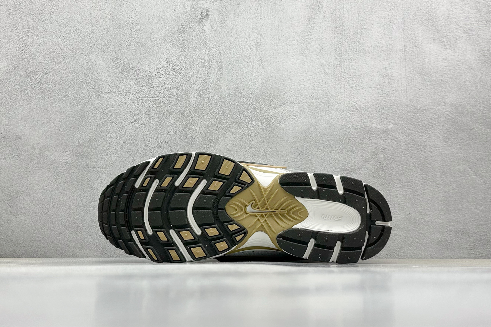  
Nike V5 RNR 舒适百搭防滑耐磨 低帮跑步鞋 舒适有型适合日常穿着 该鞋款延续千禧年经典设计