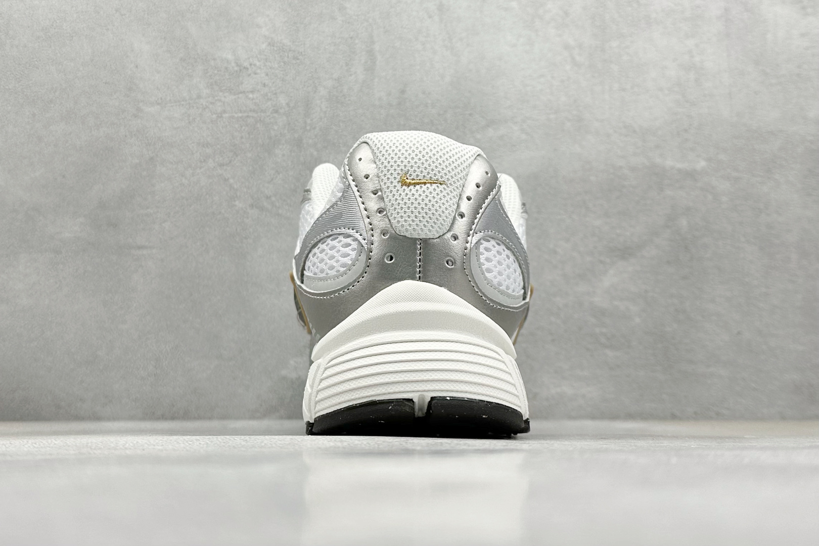  
Nike V5 RNR 舒适百搭防滑耐磨 低帮跑步鞋 舒适有型适合日常穿着 该鞋款延续千禧年经典设计