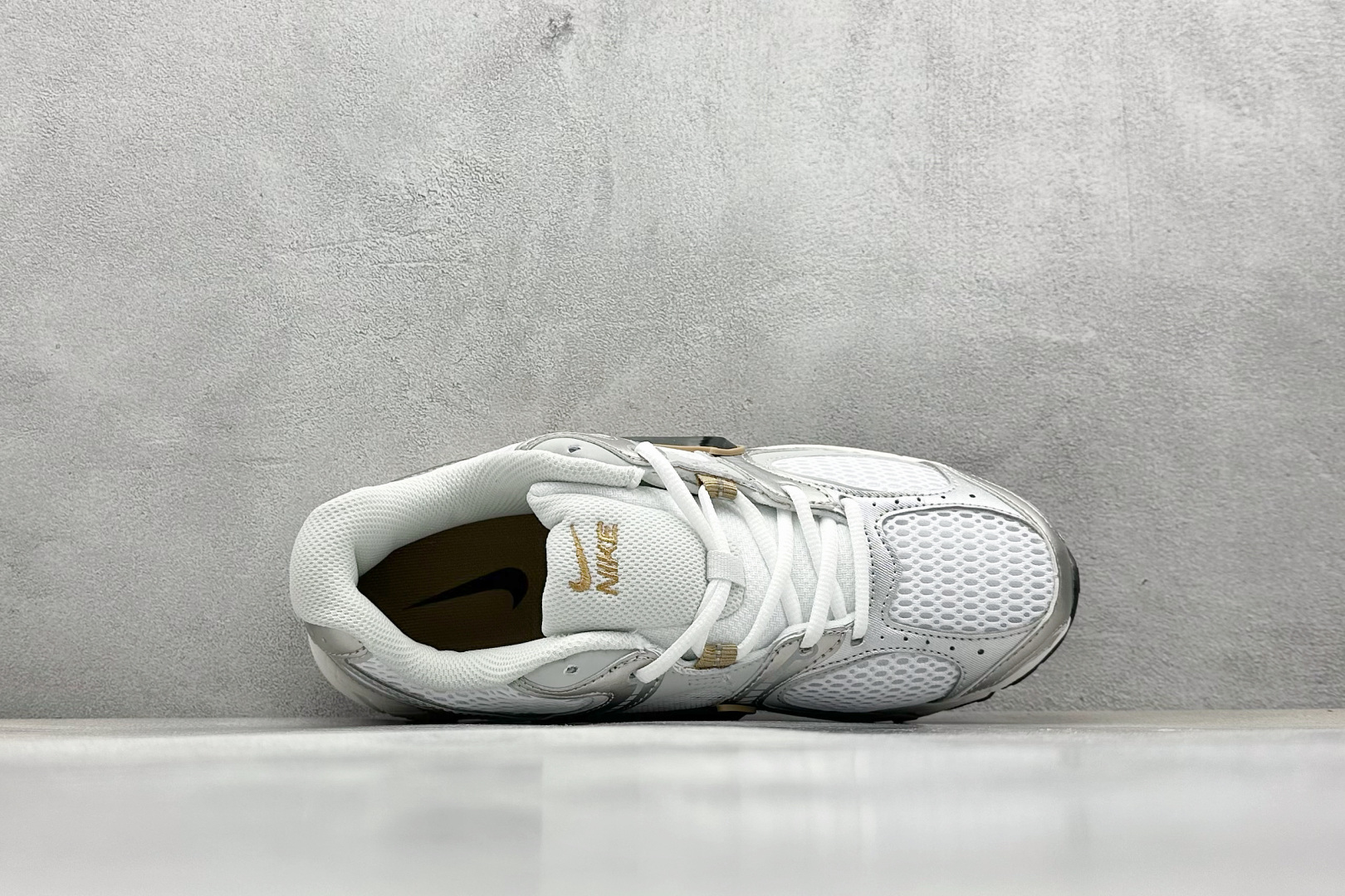  
Nike V5 RNR 舒适百搭防滑耐磨 低帮跑步鞋 舒适有型适合日常穿着 该鞋款延续千禧年经典设计