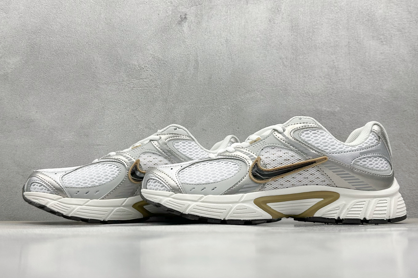  
Nike V5 RNR 舒适百搭防滑耐磨 低帮跑步鞋 舒适有型适合日常穿着 该鞋款延续千禧年经典设计