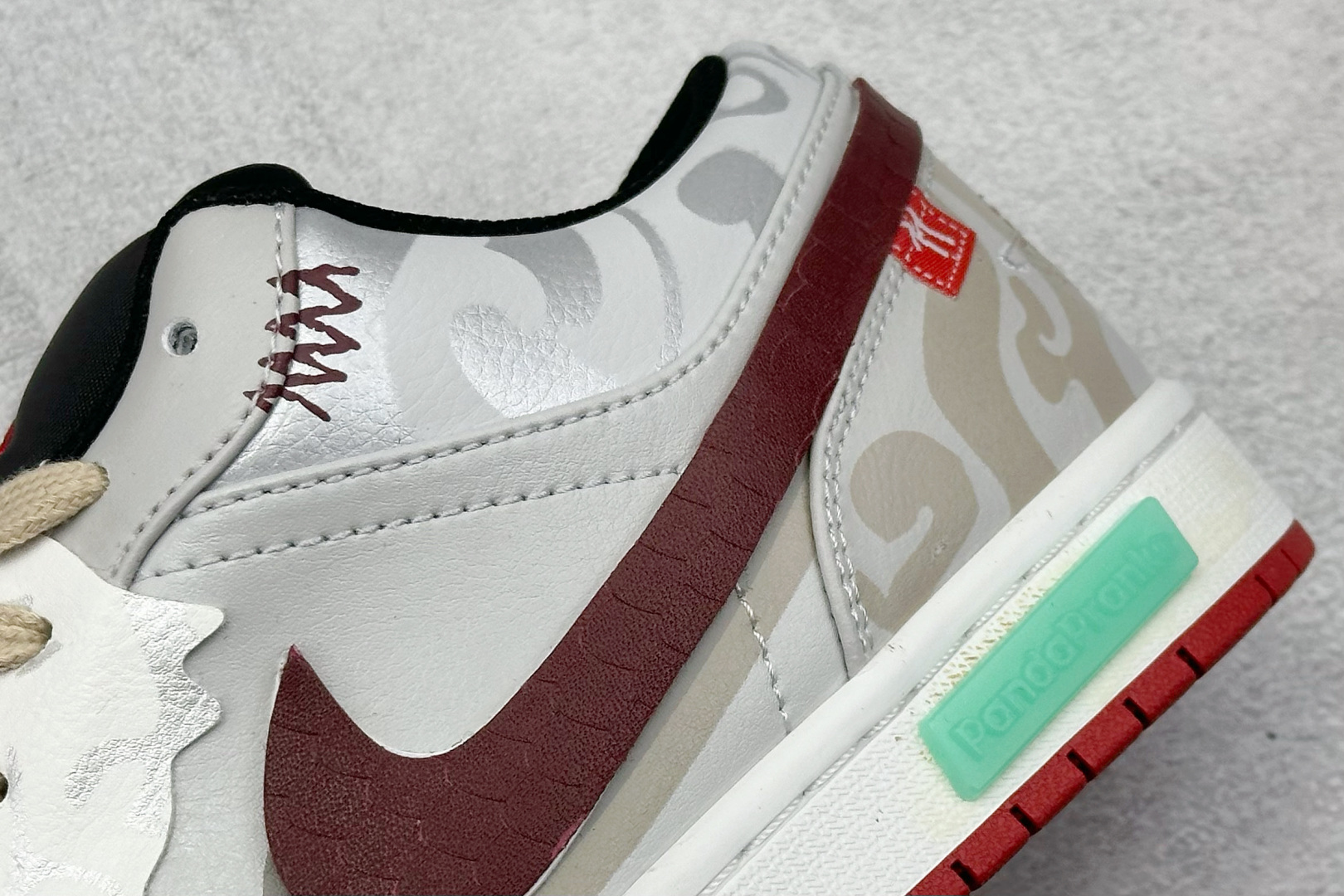  终端放店
FS版 Air Jordan 1 游龙则灵 酣春 米灰红
此款围绕熊猫惡作剧CNY主题设计，