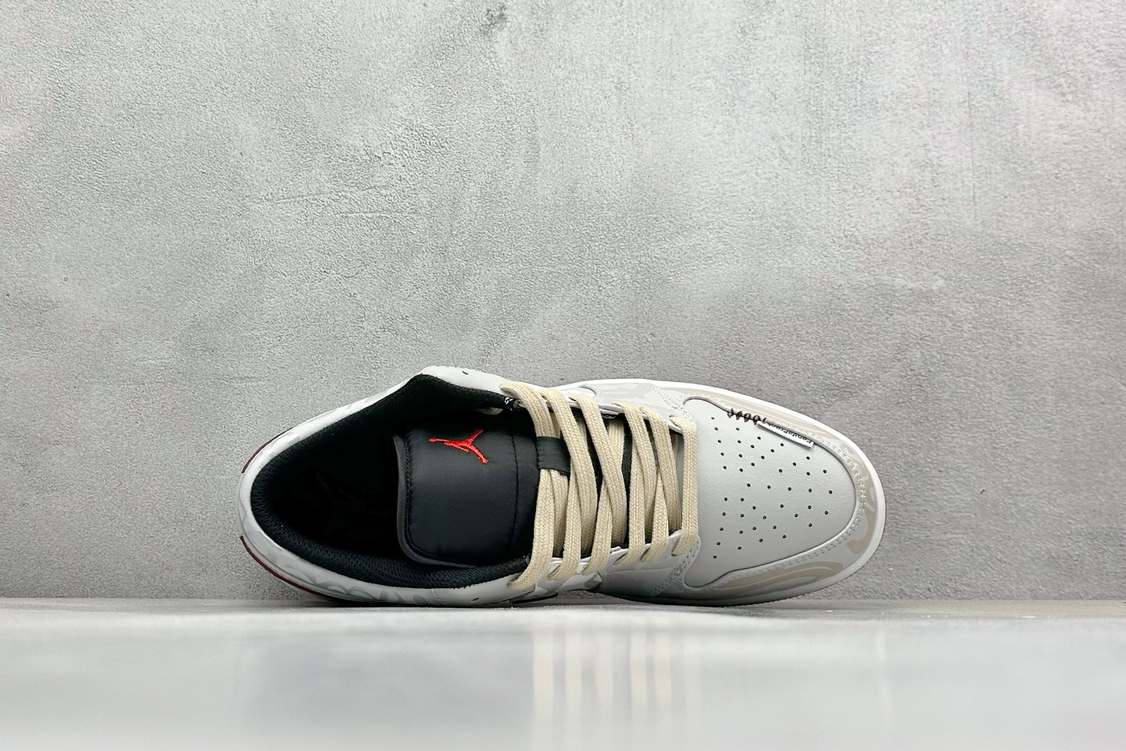  终端放店
FS版 Air Jordan 1 游龙则灵 酣春 米灰红
此款围绕熊猫惡作剧CNY主题设计，
