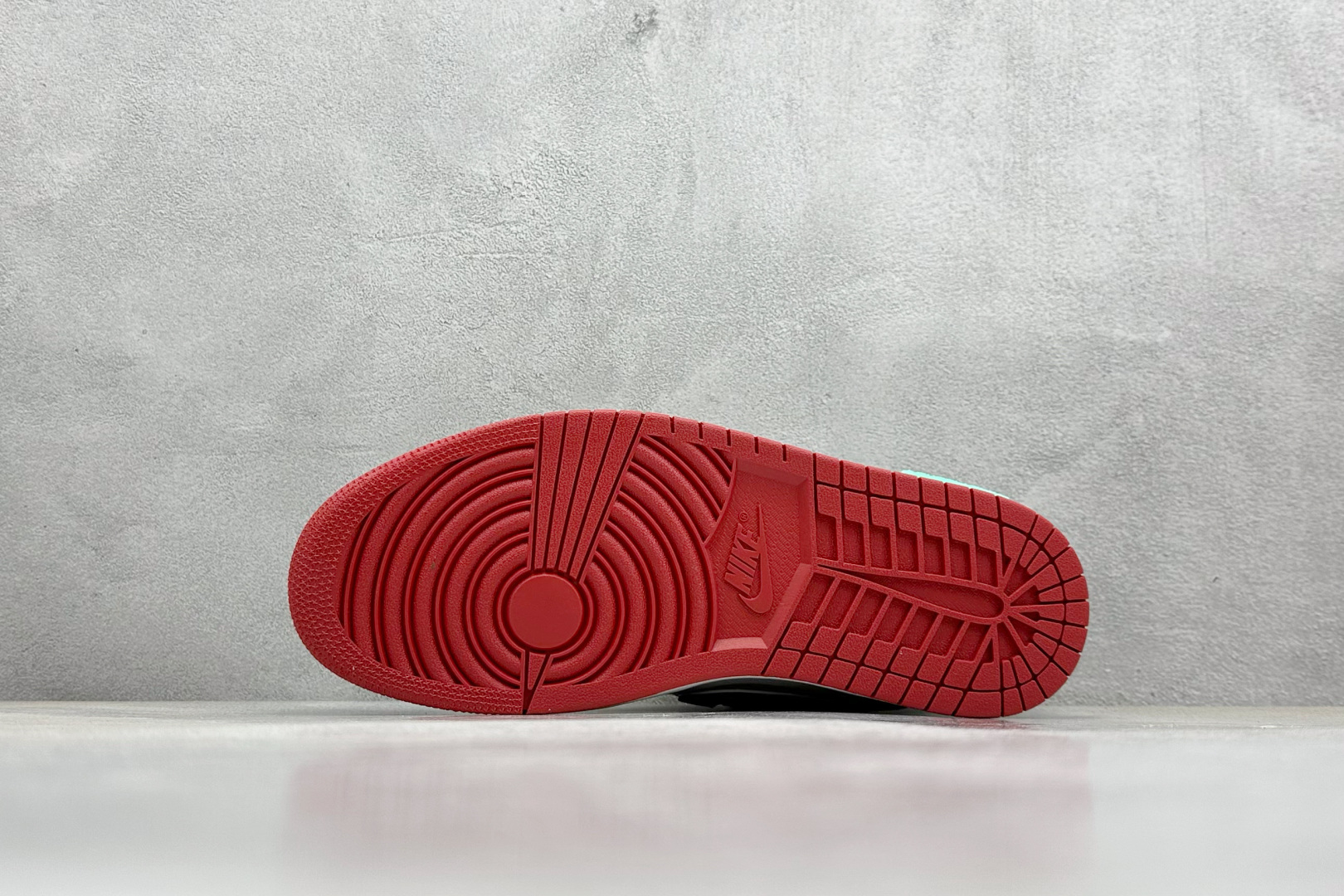  终端放店
FS版 Air Jordan 1 游龙则灵 酣春 米灰红
此款围绕熊猫惡作剧CNY主题设计，