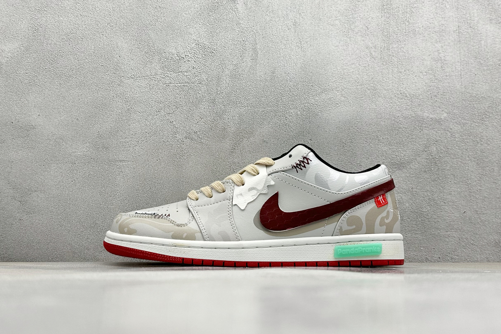  终端放店
FS版 Air Jordan 1 游龙则灵 酣春 米灰红
此款围绕熊猫惡作剧CNY主题设计，