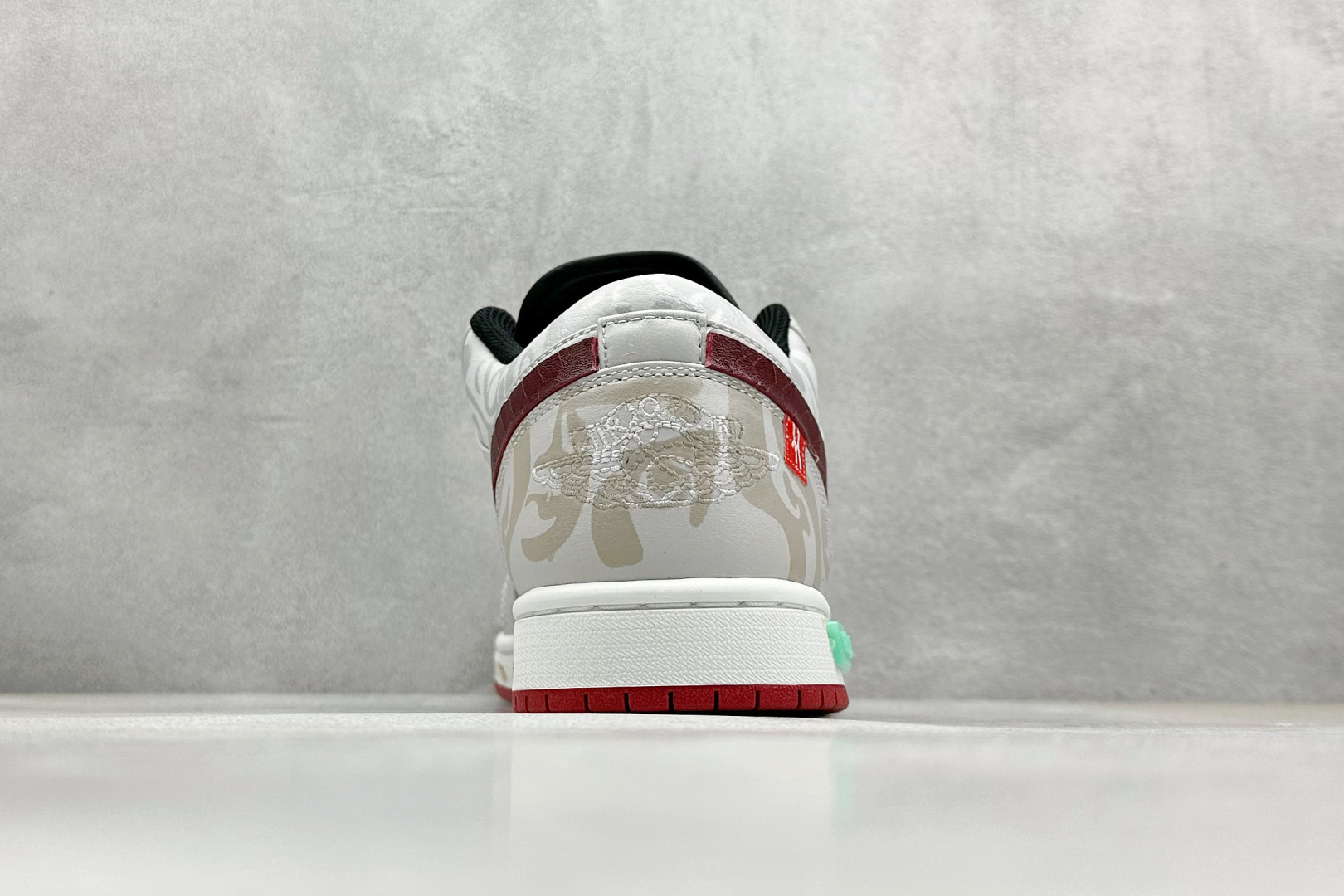  终端放店
FS版 Air Jordan 1 游龙则灵 酣春 米灰红
此款围绕熊猫惡作剧CNY主题设计，