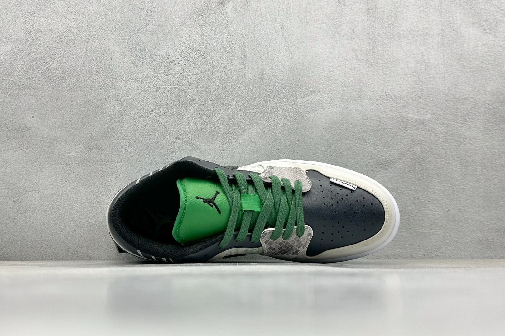  终端放店
FS版 Air Jordan 1 Retro Low 熊猫恶作剧 CNY 龙年限定 游龙则灵