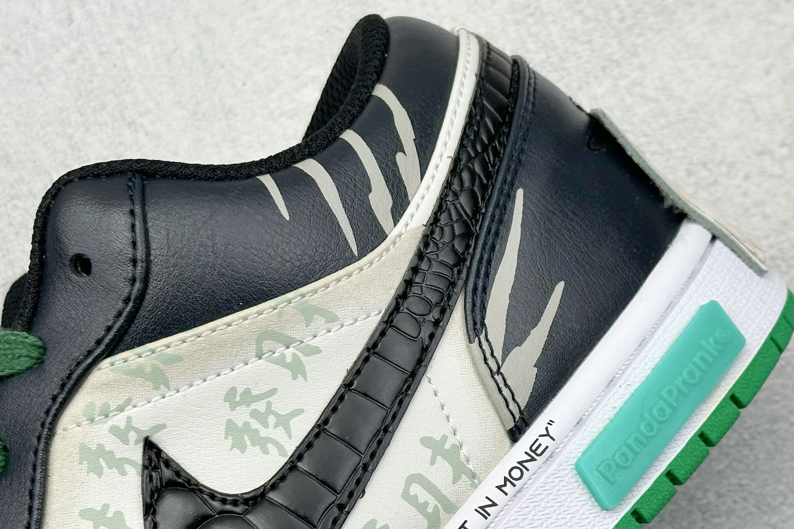  终端放店
FS版 Air Jordan 1 Retro Low 熊猫恶作剧 CNY 龙年限定 游龙则灵