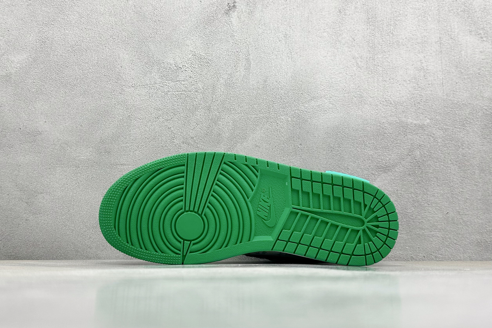  终端放店
FS版 Air Jordan 1 Retro Low 熊猫恶作剧 CNY 龙年限定 游龙则灵