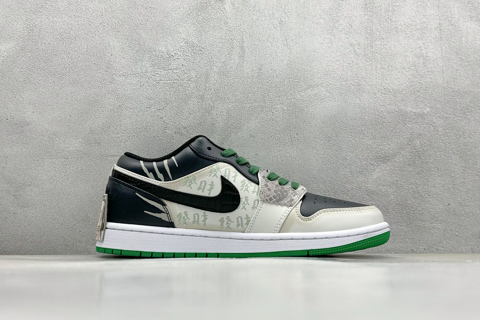  终端放店
FS版 Air Jordan 1 Retro Low 熊猫恶作剧 CNY 龙年限定 游龙则灵