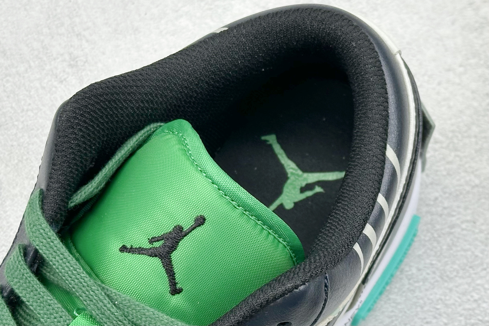  终端放店
FS版 Air Jordan 1 Retro Low 熊猫恶作剧 CNY 龙年限定 游龙则灵
