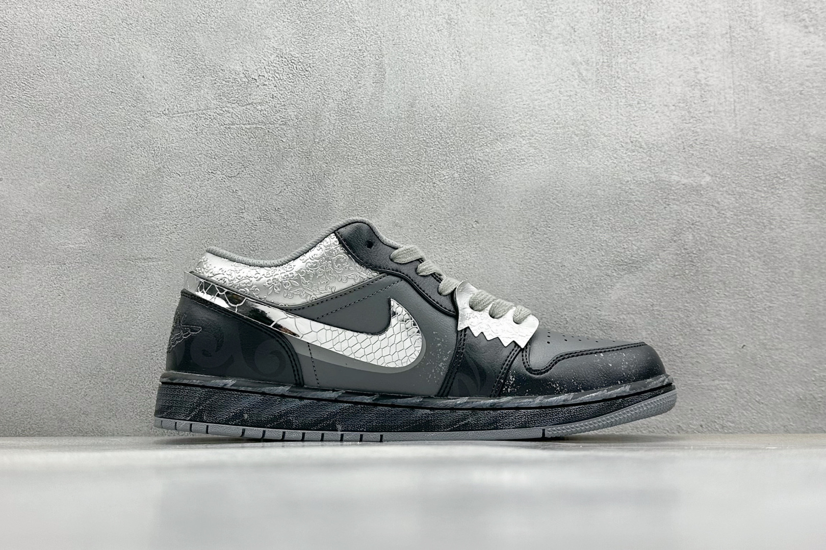  终端放店
FS版 Air Jordan 1 Low 熊猫恶作剧 摩登薇境 格雷系 黑银灰
官方同步新色