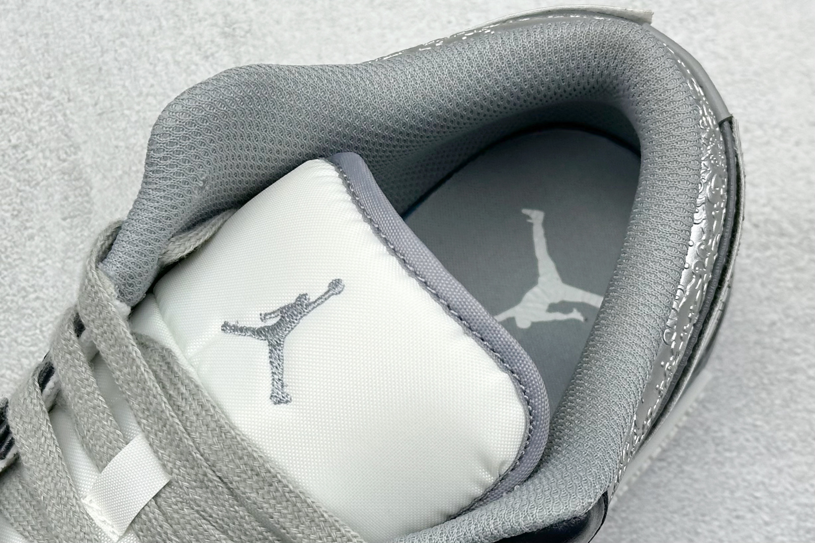 终端放店
FS版 Air Jordan 1 Low 熊猫恶作剧 摩登薇境 格雷系 黑银灰
官方同步新色