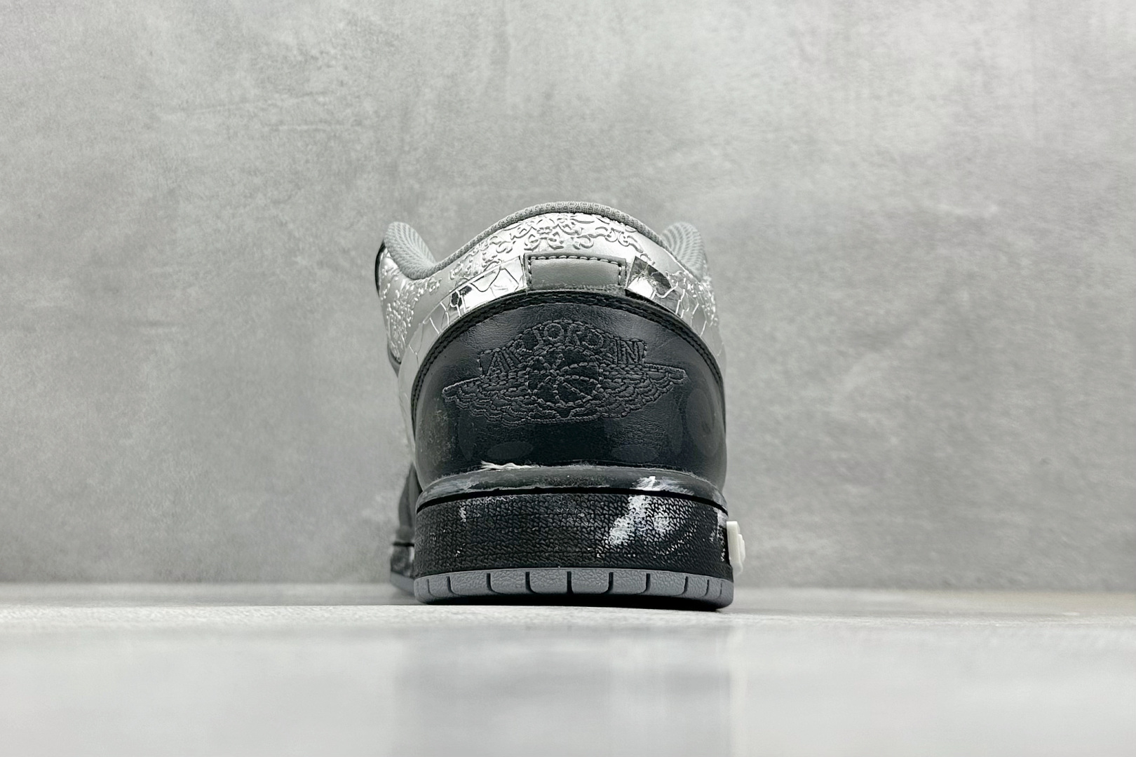  终端放店
FS版 Air Jordan 1 Low 熊猫恶作剧 摩登薇境 格雷系 黑银灰
官方同步新色
