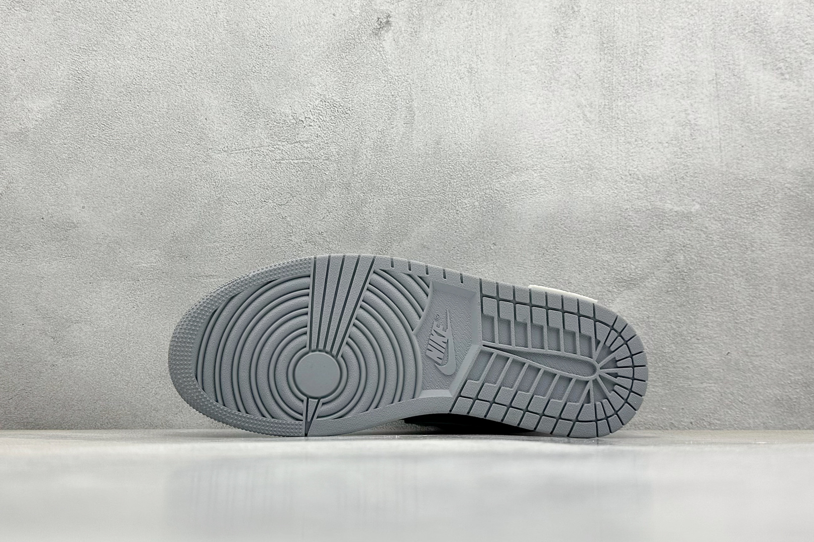  终端放店
FS版 Air Jordan 1 Low 熊猫恶作剧 摩登薇境 格雷系 黑银灰
官方同步新色