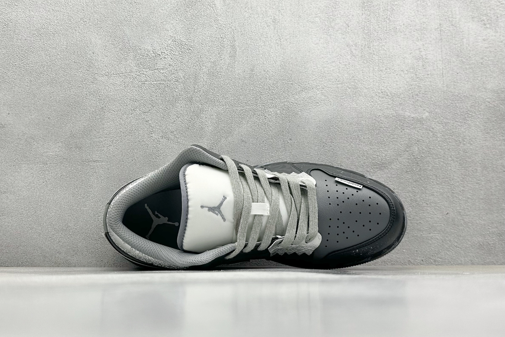  终端放店
FS版 Air Jordan 1 Low 熊猫恶作剧 摩登薇境 格雷系 黑银灰
官方同步新色