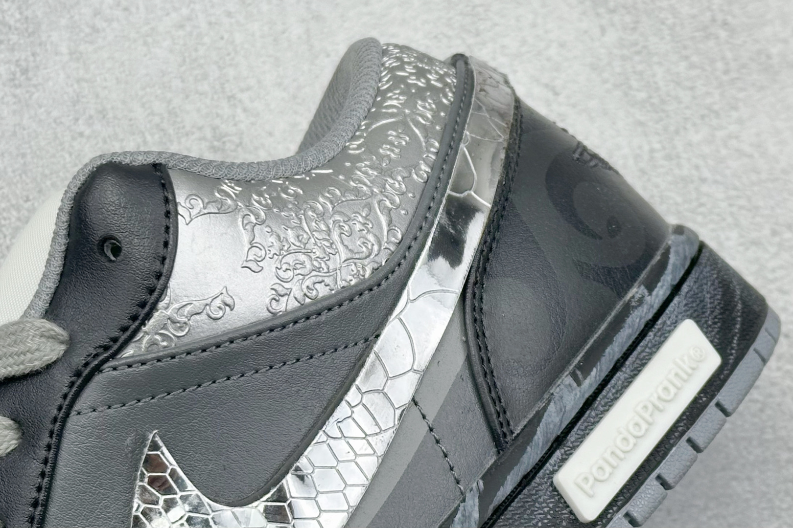  终端放店
FS版 Air Jordan 1 Low 熊猫恶作剧 摩登薇境 格雷系 黑银灰
官方同步新色