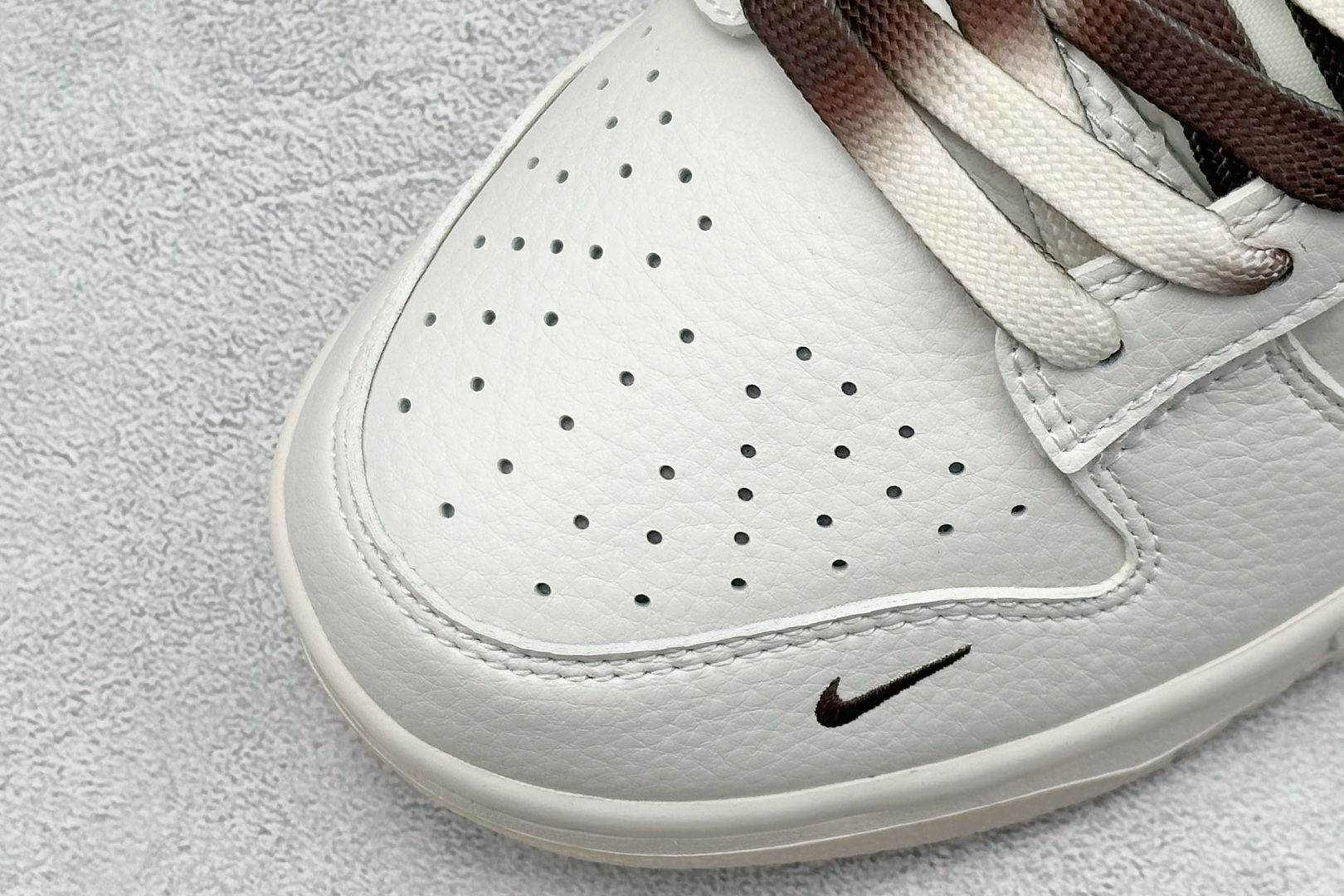 终端放店
XC版 Supreme x Nike Dunk Low 白棕双拼
此款主张打破传统的工业化流