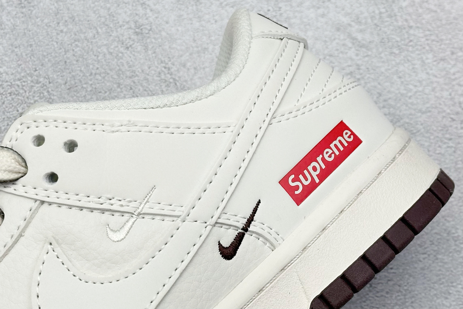 终端放店
XC版 Supreme x Nike Dunk Low 白棕双拼
此款主张打破传统的工业化流