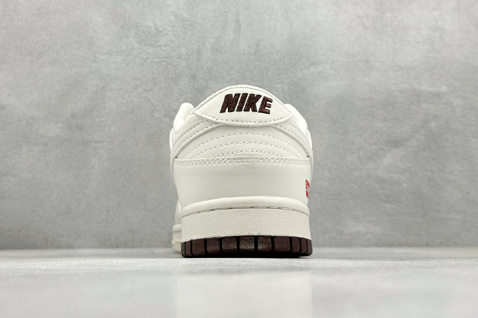 终端放店
XC版 Supreme x Nike Dunk Low 白棕双拼
此款主张打破传统的工业化流