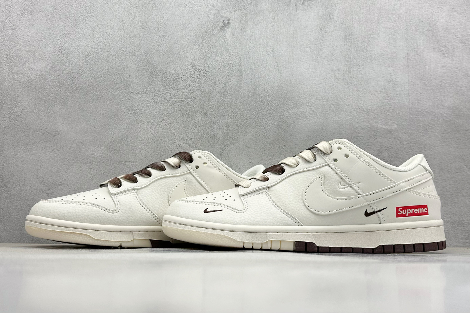 终端放店
XC版 Supreme x Nike Dunk Low 白棕双拼
此款主张打破传统的工业化流