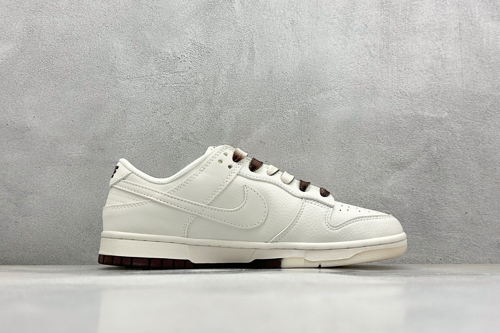 终端放店
XC版 Supreme x Nike Dunk Low 白棕双拼
此款主张打破传统的工业化流