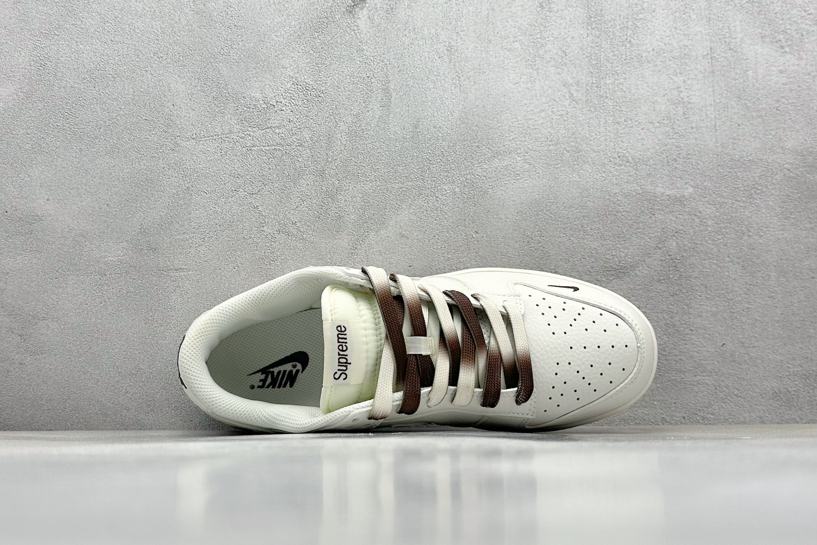 终端放店
XC版 Supreme x Nike Dunk Low 白棕双拼
此款主张打破传统的工业化流
